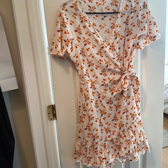 Floral wrap dress! - Picture 3 of 5